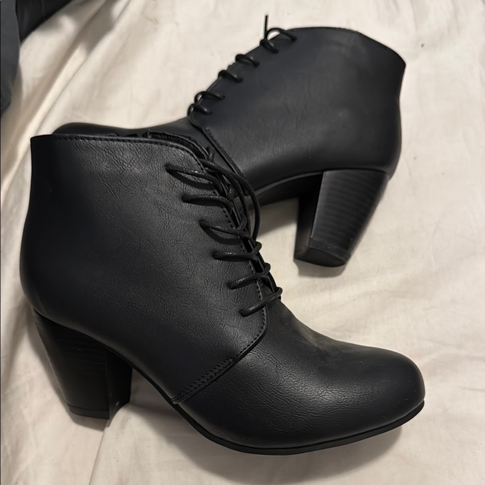 New size 8 ardene Elegant Black leather Ankle Boots